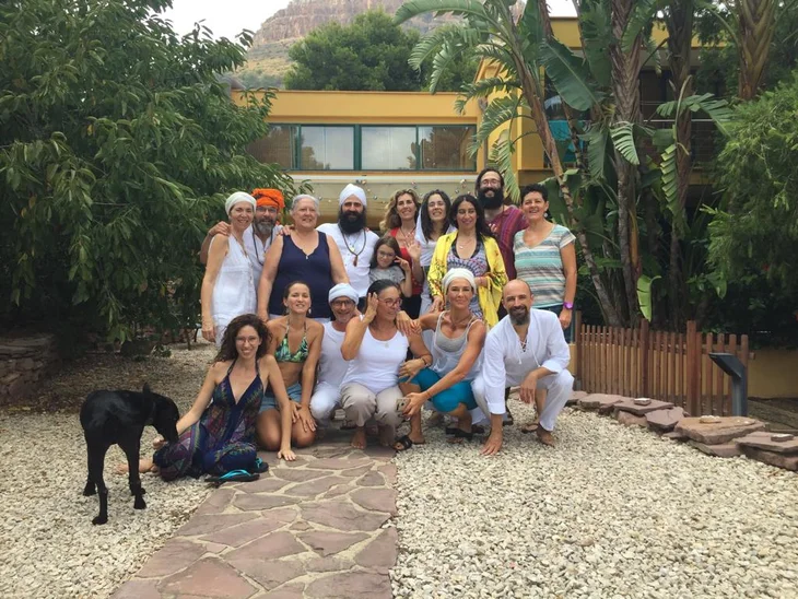 Foto de grupo de los alumnos al terminar un retiro de masaje yóguico