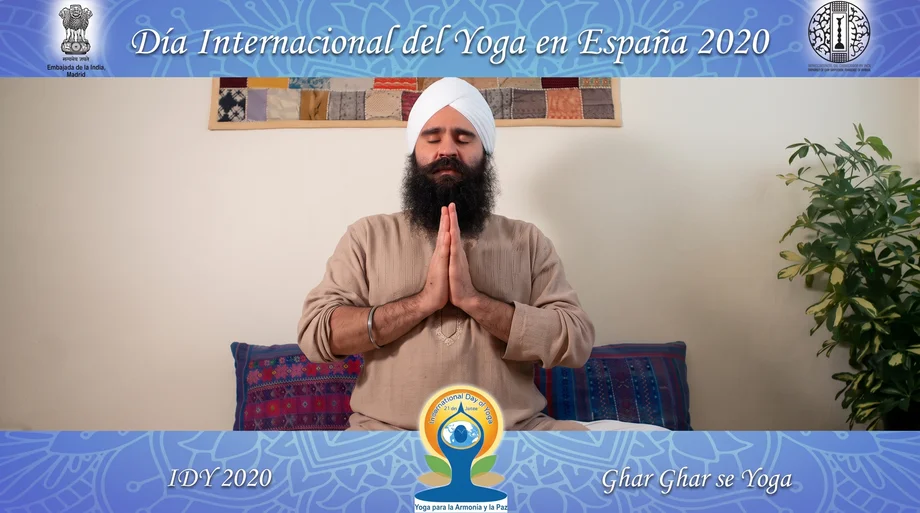 Lakhmi Chand impartiendo masaje yóguico en el Día Internacional del Yoga en España 2020, organizado por la Embajada de la India