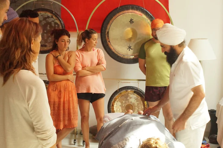 Clase de masaje yóguico en una sala de gongs durante una formación de Healing Hands